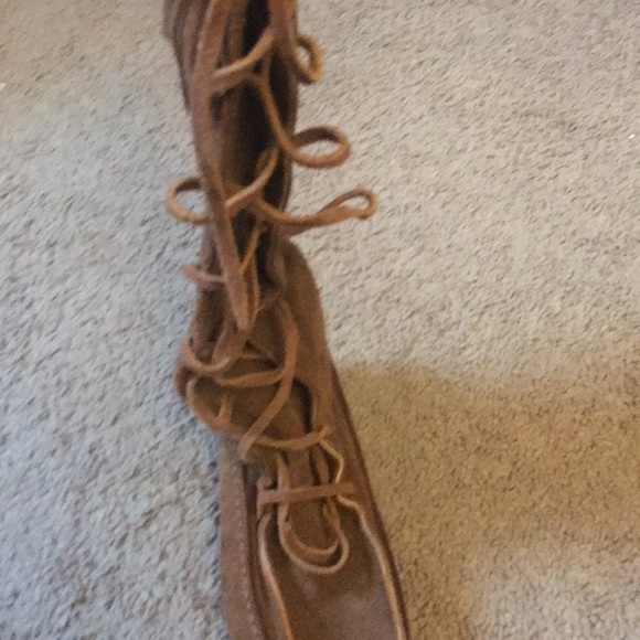 A pair of suede brown boots - Picture 4 of 6